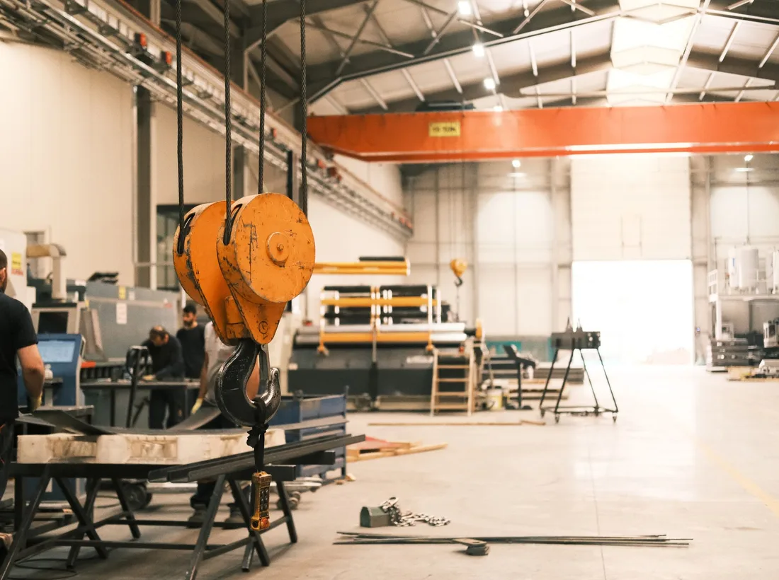 Výrobná dielňa FORMA WORKS s priemyselnými strojmi
